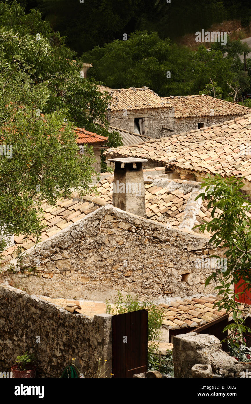 Blick auf malerische Terrakotta-Dächer in einem ländlichen Dorf, Zakynthos, Griechenland Stockfoto