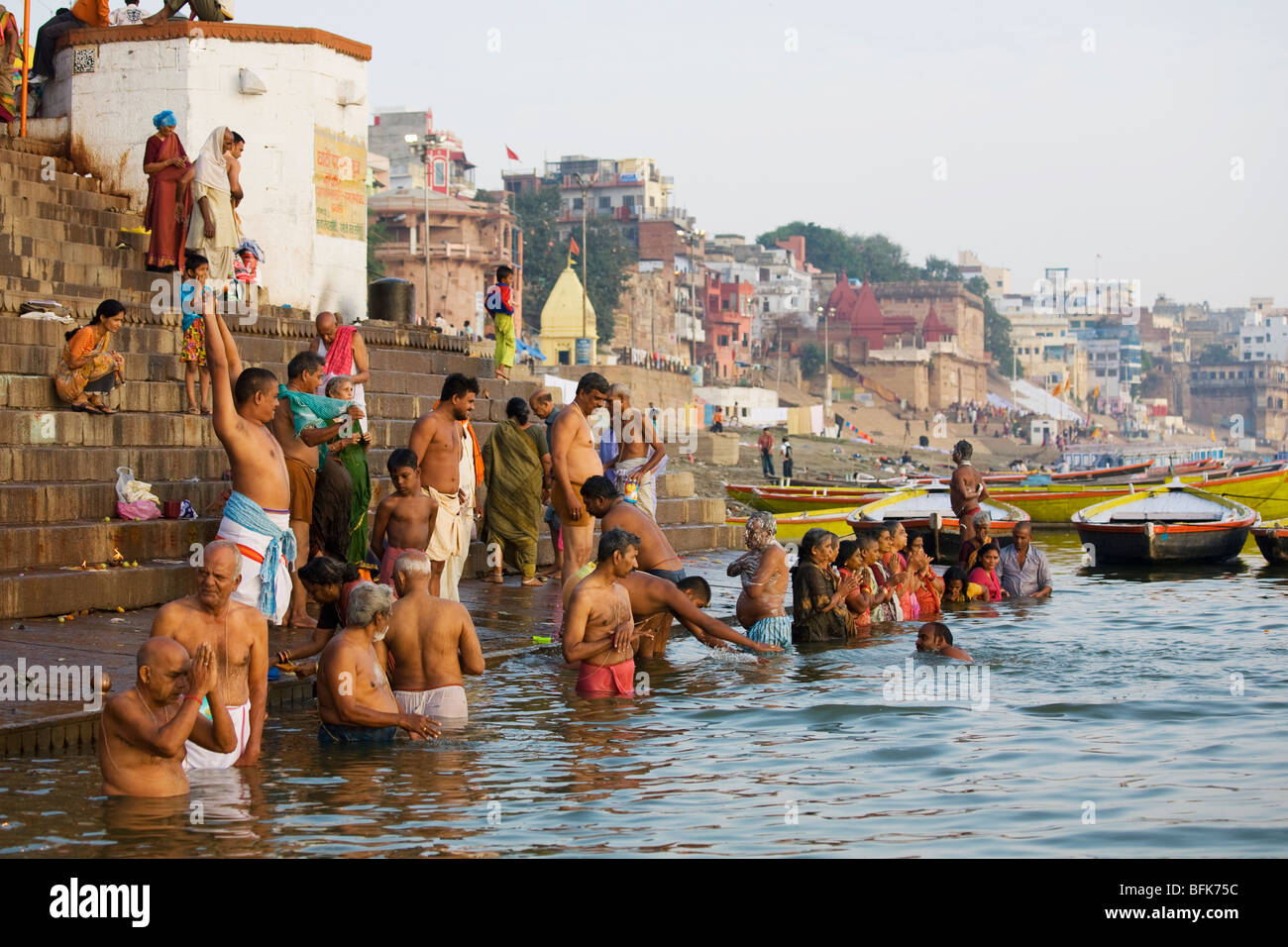 Leute kommen um zu beten und Baden am frühen Morgen in den Ganges in den hinduistischen heiligen Stadt Varanasi, Indien Stockfoto Leute kommen um zu beten und Baden am frühen Morgen in den Ganges in den hinduistischen heiligen Stadt Varanasi, Indien Stockfoto