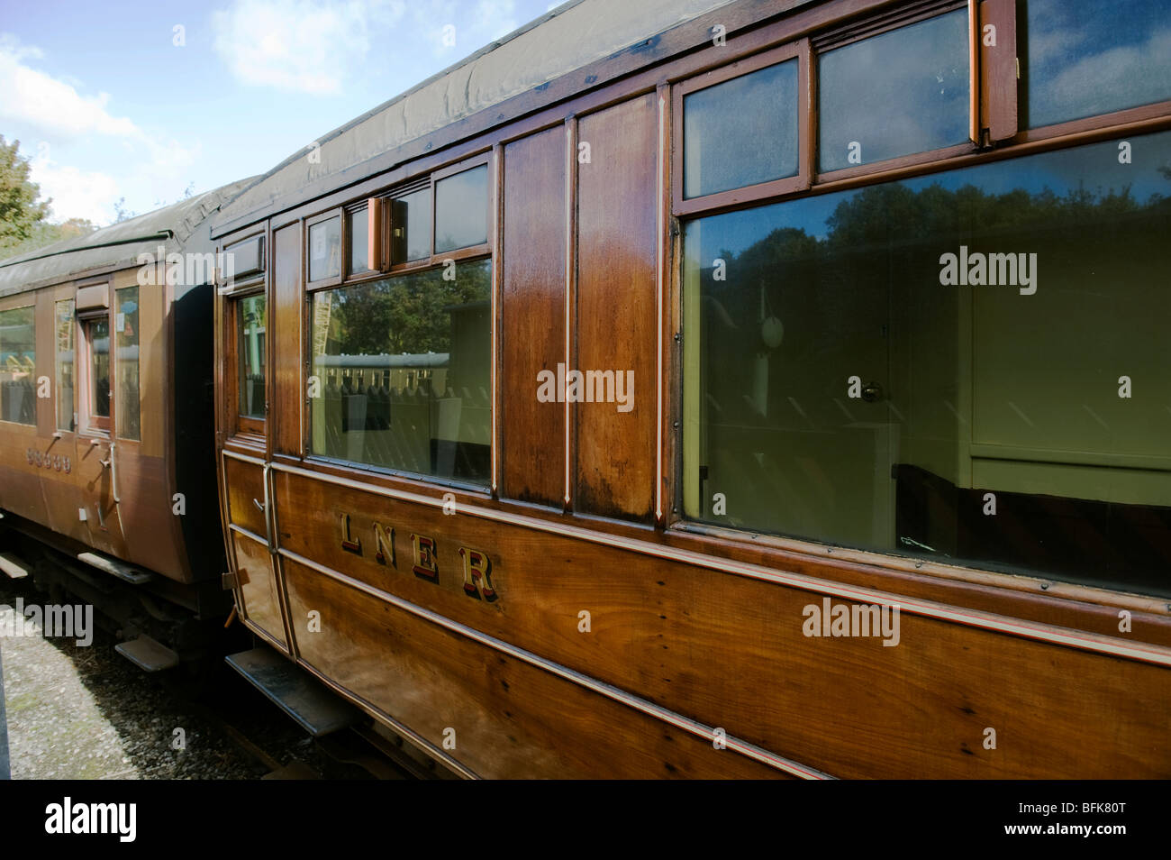 L.N.E.R. Teakholz Railway Coaches auf North Yorkshire Moors Railway Stockfoto