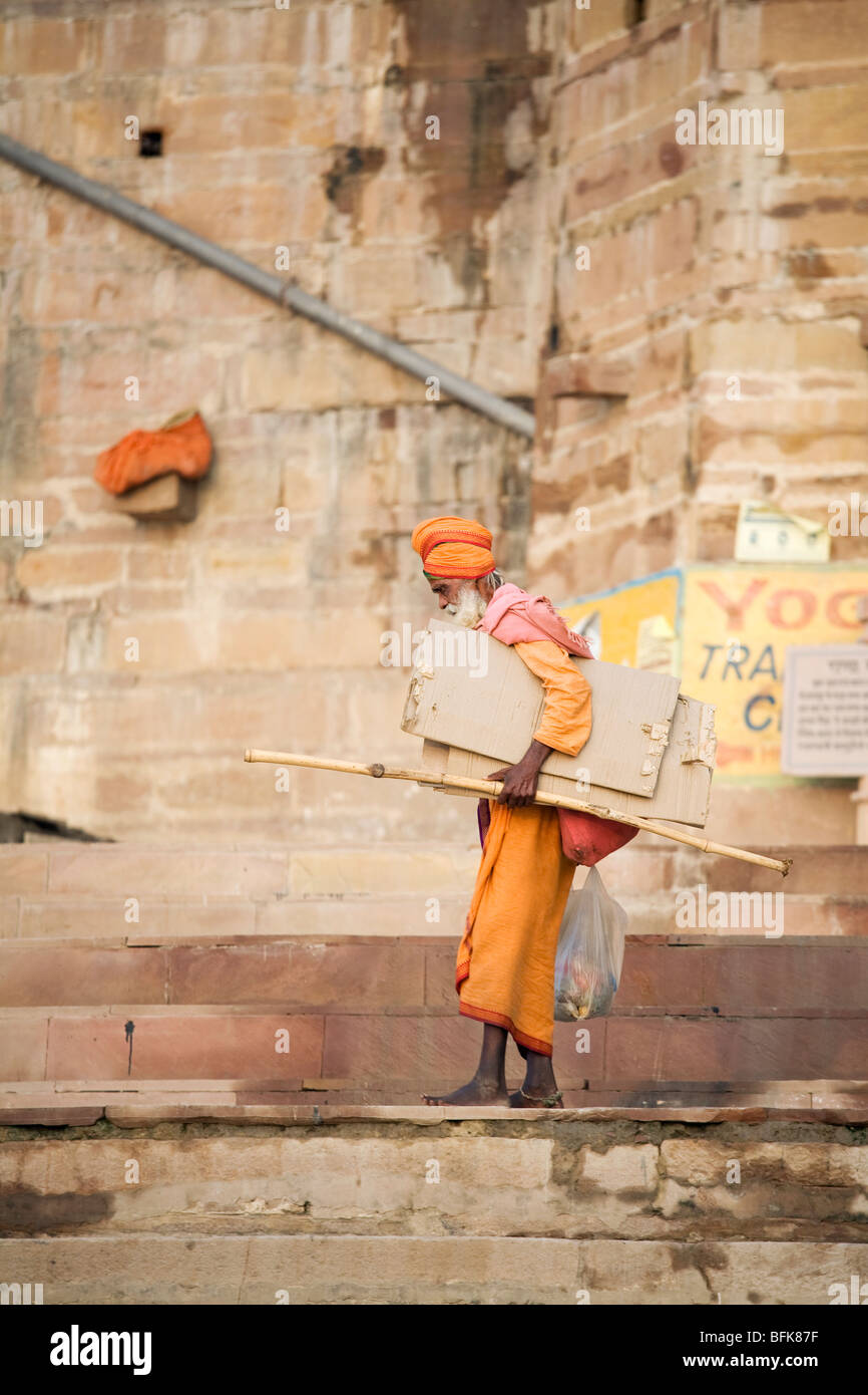 Ein heiliger Mann geht über den Ganges in den hinduistischen heiligen Stadt Varanasi, Indien Stockfoto Ein heiliger Mann geht über den Ganges in den hinduistischen heiligen Stadt Varanasi, Indien Stockfoto