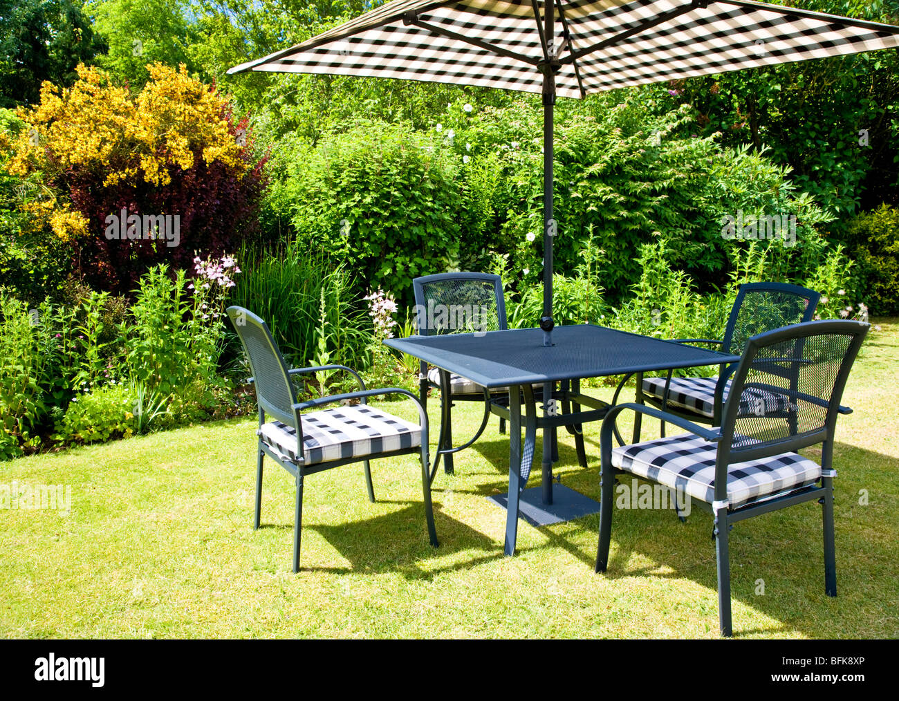 Moderne Gartenmöbel, begib dich auf eine Wiese in einem typisch englischen Land oder s Garten an einem sonnigen Tag im Sommer Stockfoto