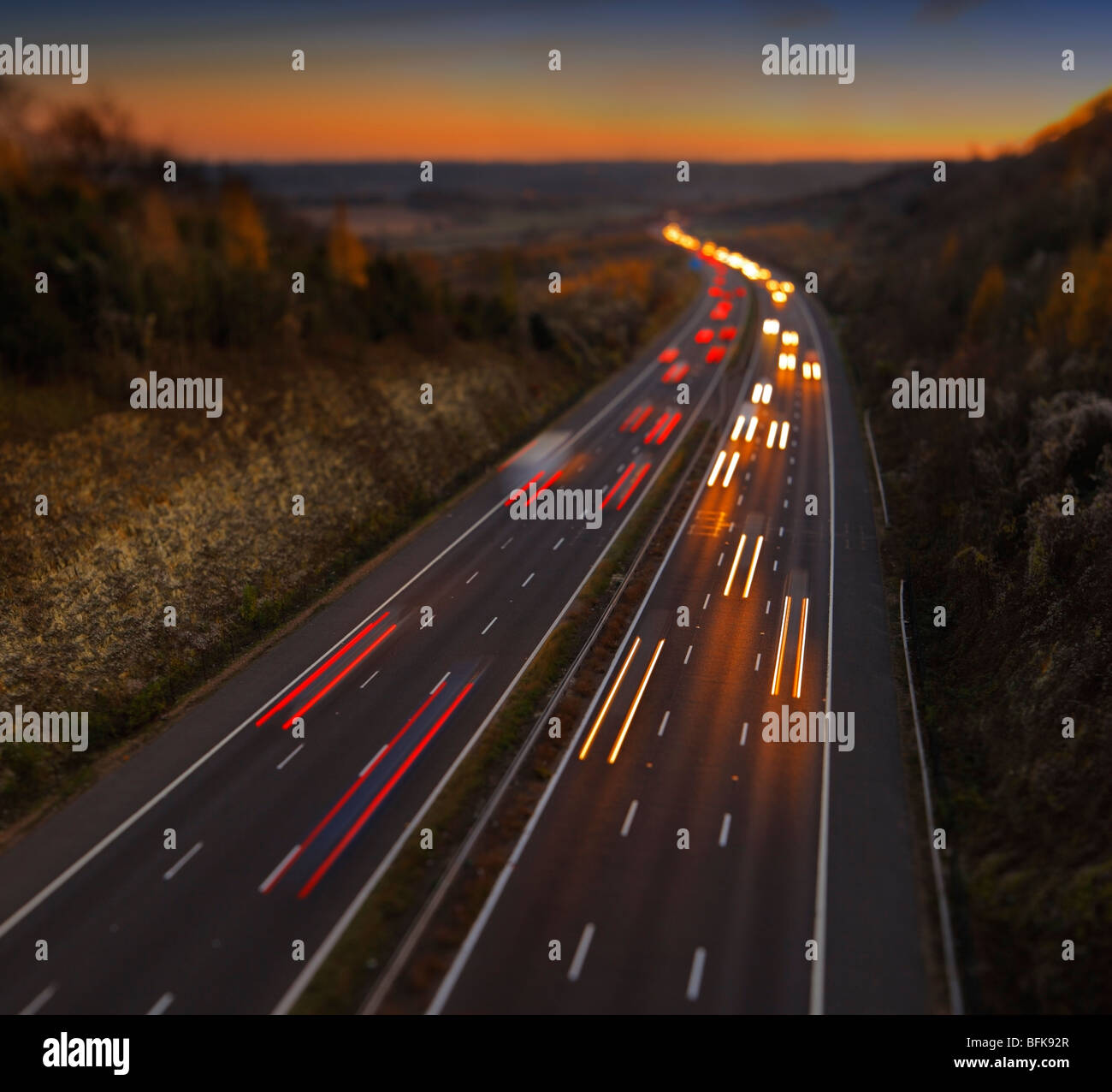 Autobahnverkehr M25, London. (Hinweis: Bild hat schmale Fokusebene) Stockfoto