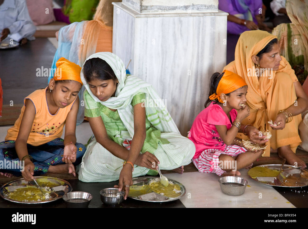 Indische Frauen Essen ein Thali (traditionelles indisches Essen). Der ...