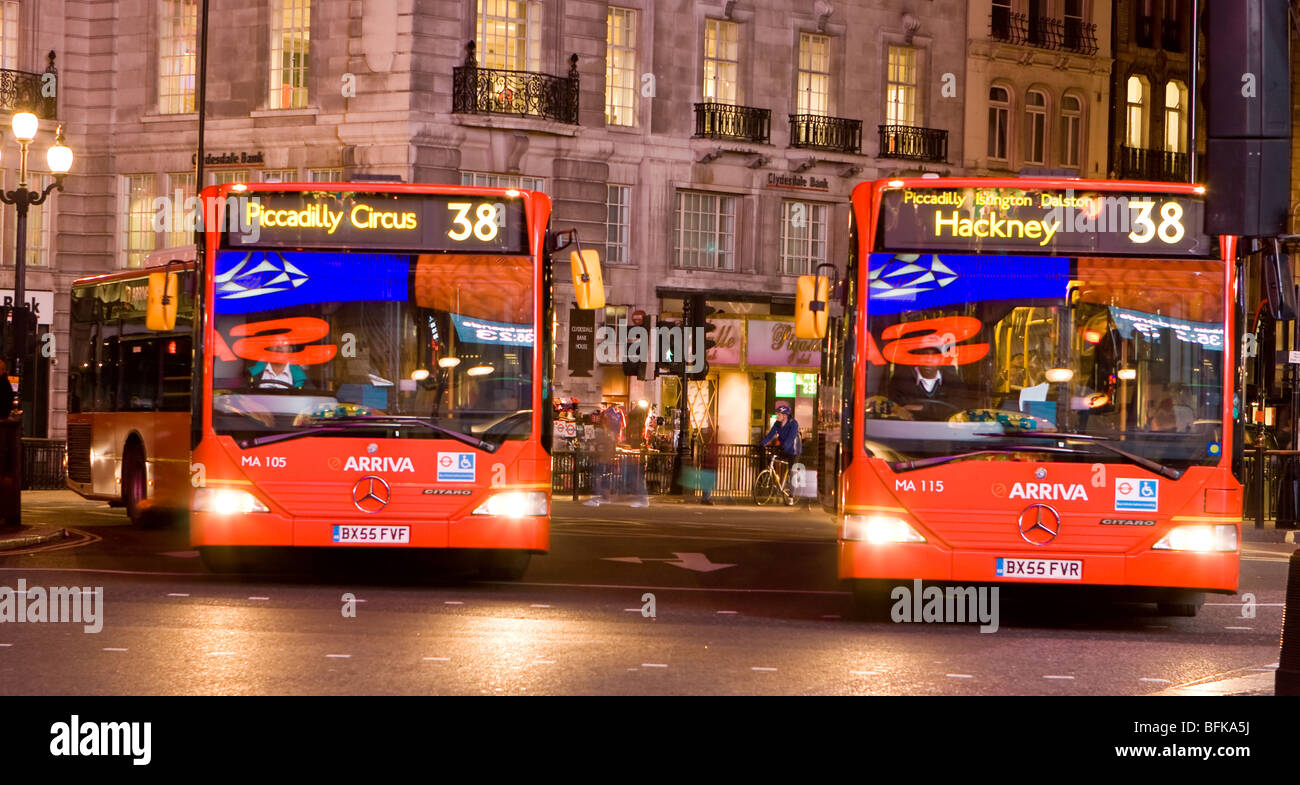 Londoner Busse am Piccadilly Circus in der Nacht Stockfoto
