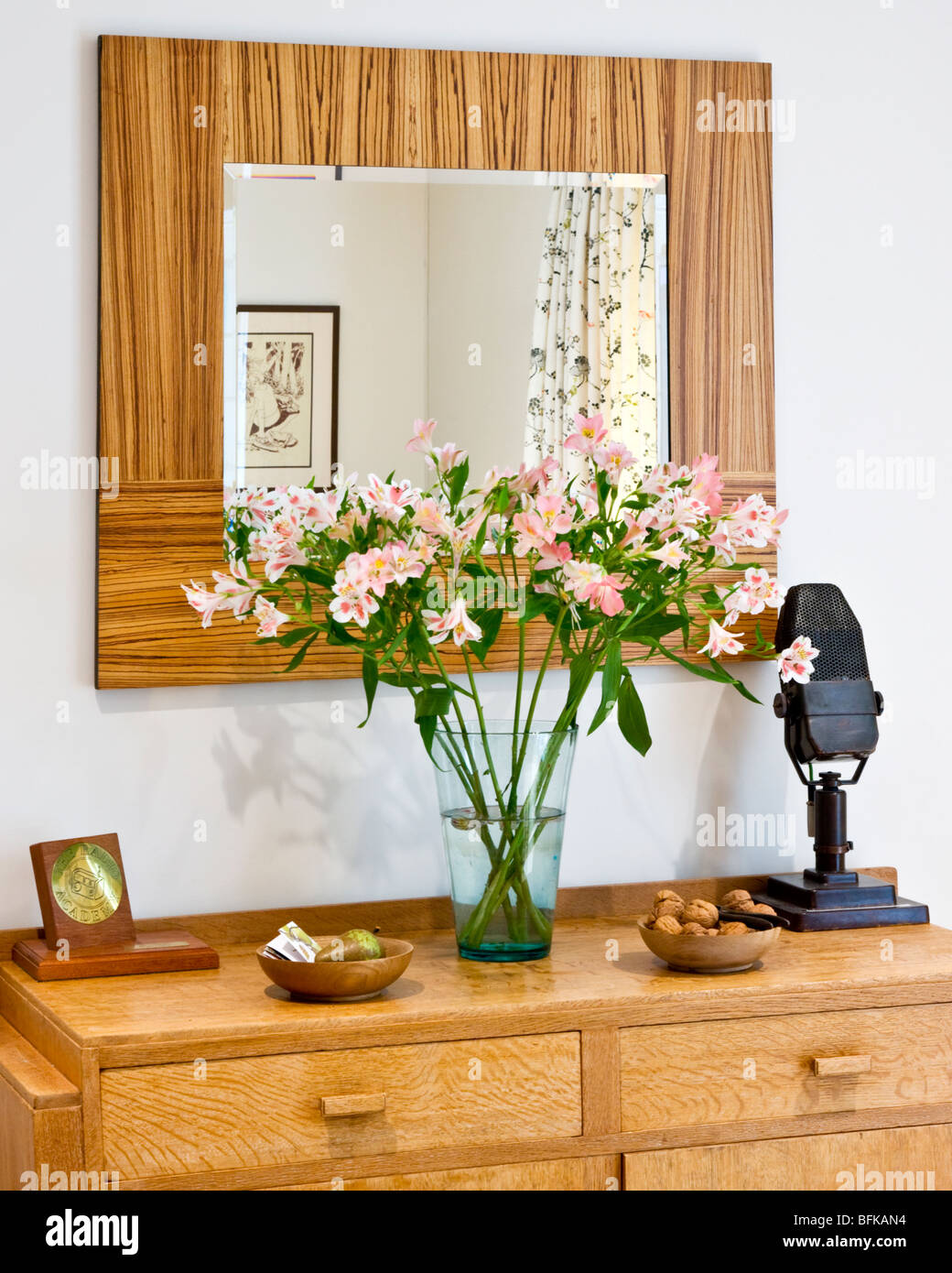 Sideboard mit AXBT Mikrofon und Vase mit Blumen in einem typisch englischen Speisesaal Stockfoto
