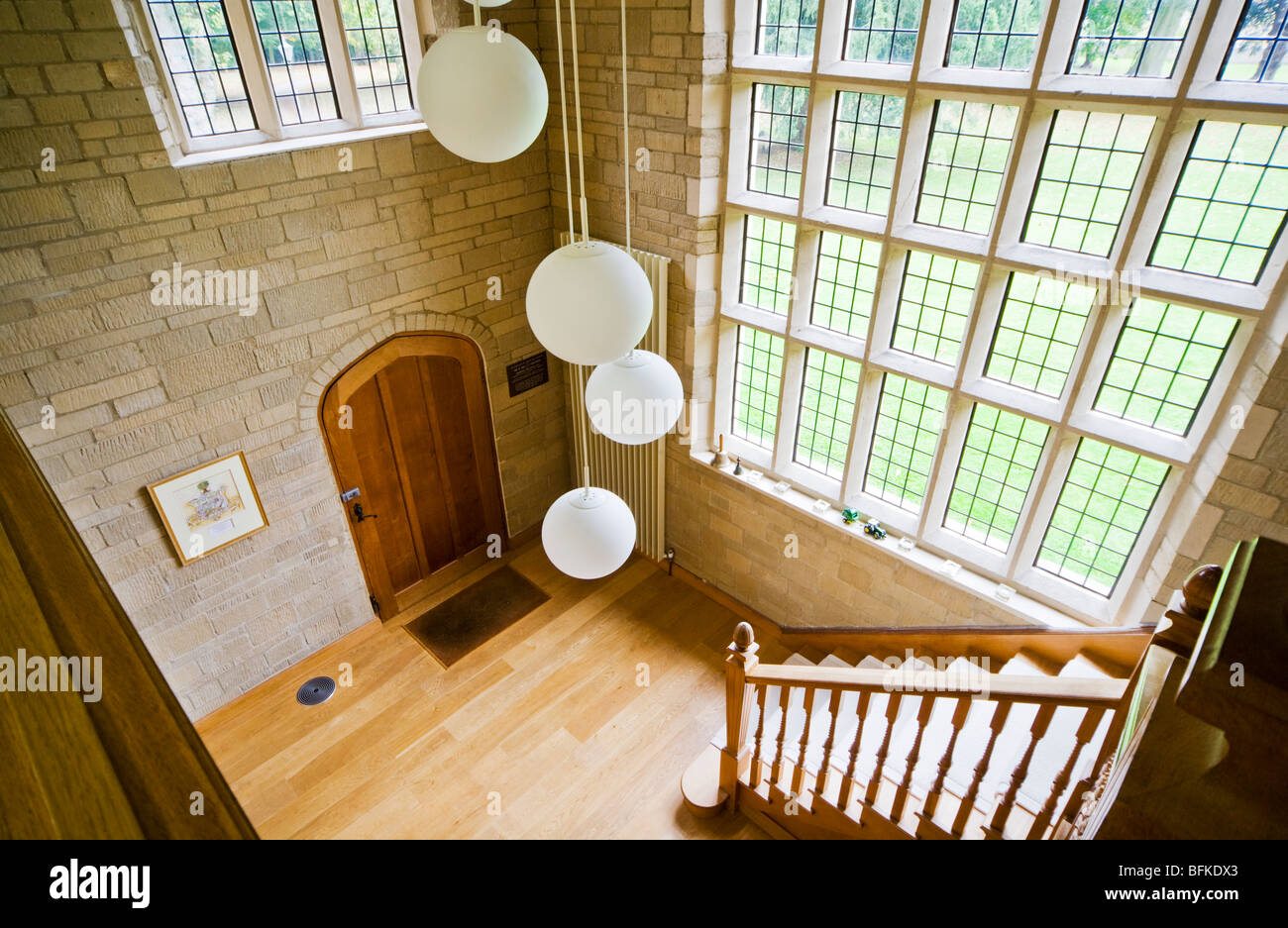 Blick hinunter in die Eingangshalle eines modernen zeitgenössischen englischen Haus Landhaus oder Villa im Vereinigten Königreich Stockfoto Blick hinunter in die Eingangshalle eines modernen zeitgenössischen englischen Haus Landhaus oder Villa im Vereinigten Königreich Stockfoto
