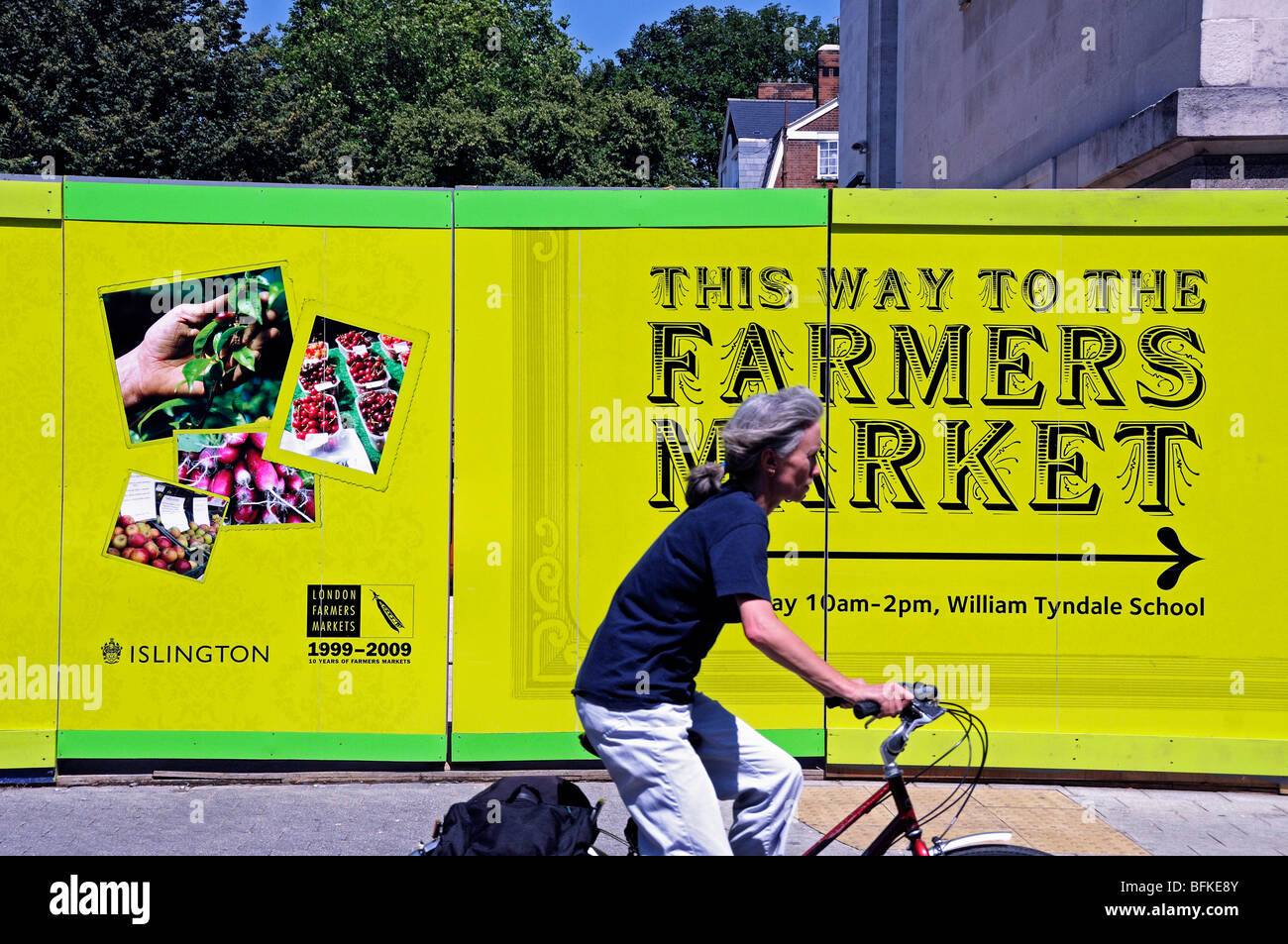 Radfahrer vorbei Islington Farmers Market Zeichen London England Großbritannien Stockfoto