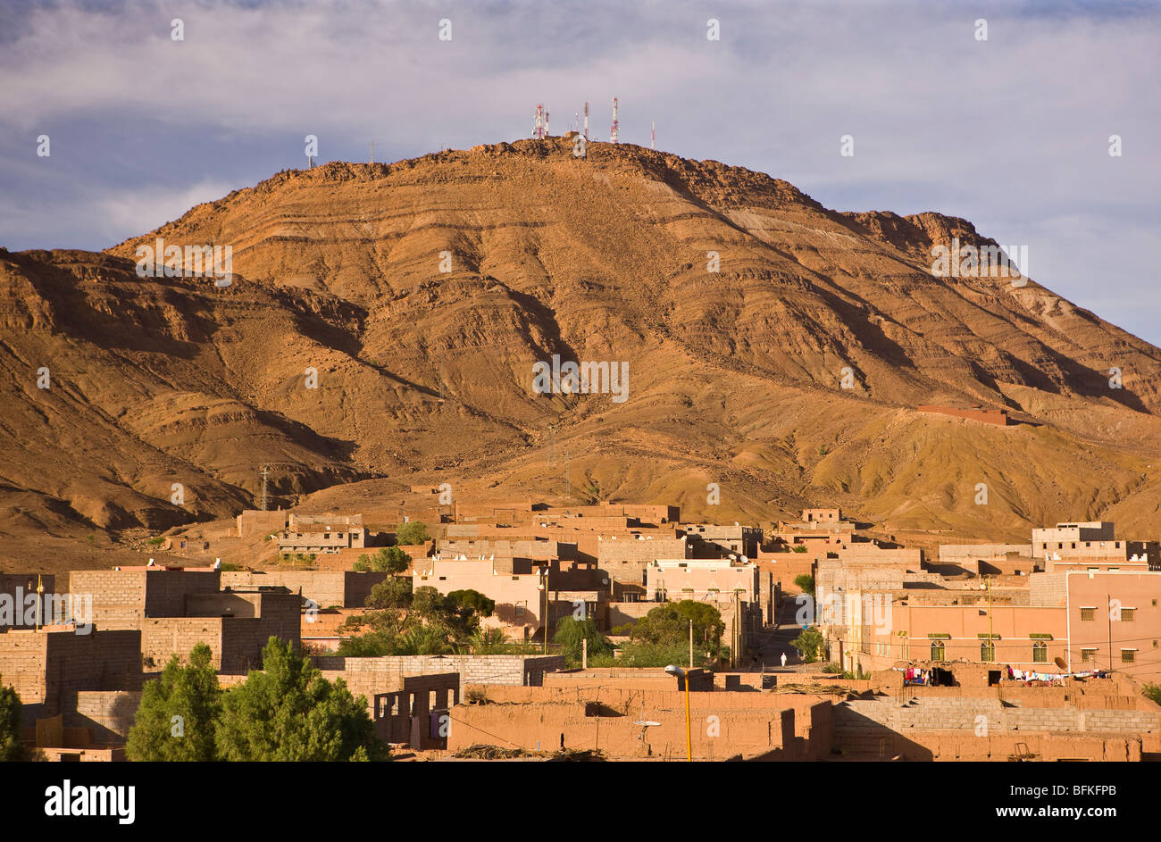 ZAGORA, Marokko - Berg und Stadt Gebäude. Stockfoto
