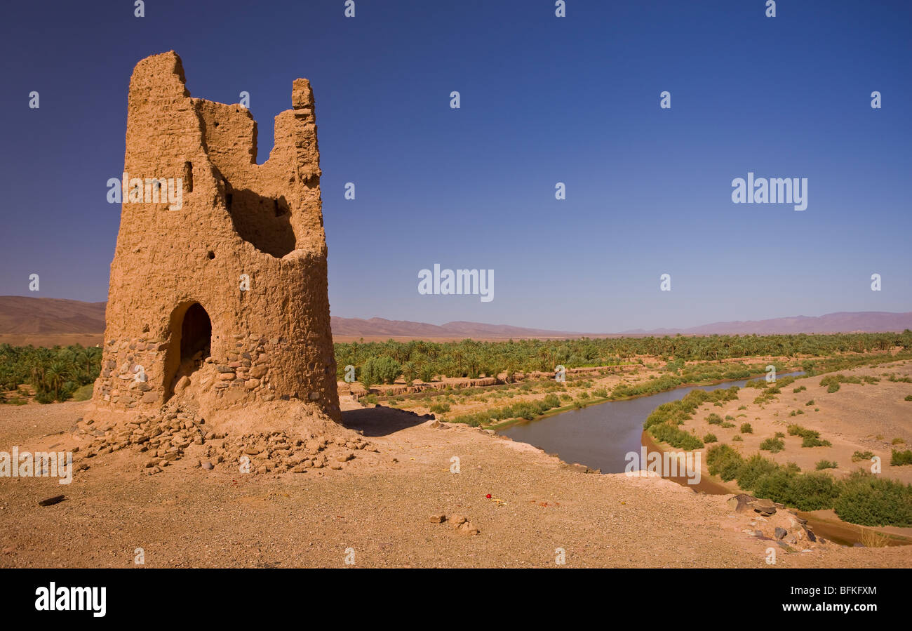 DRAA-Tal, Marokko - verlassenen Wachturm am River östlich von Zagora. Stockfoto