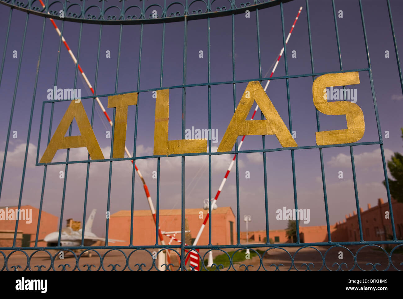 OUARZAZATE, Marokko - Tor zum Film-Sets in den Atlas Corporation Studios. Stockfoto
