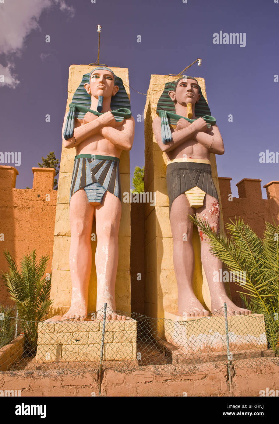 OUARZAZATE, Marokko - ägyptische Statue Filmrequisiten am Eingang zu den Atlas Corporation Studios. Stockfoto