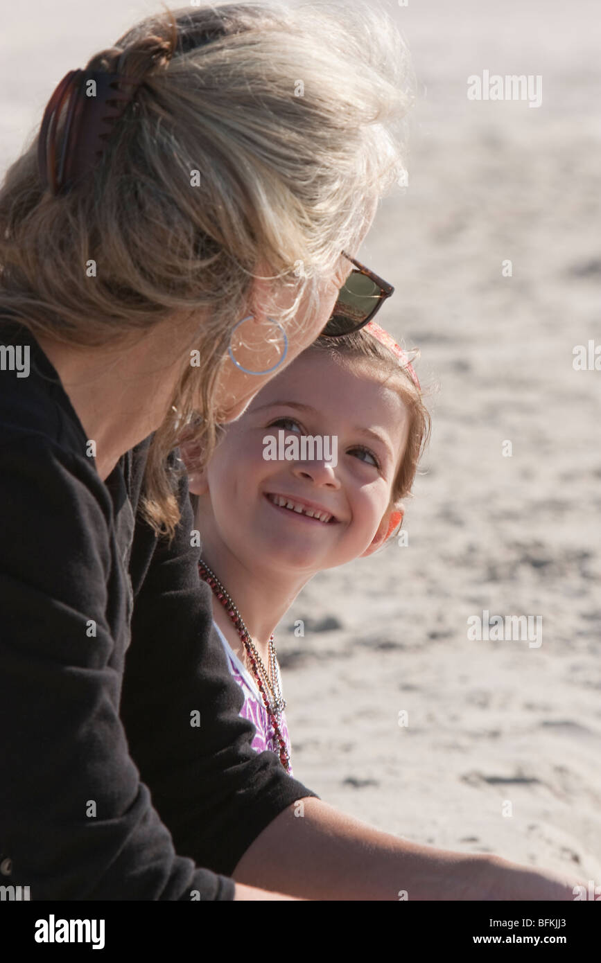 Frau und Kind haben ein Gespräch am Strand Stockfoto
