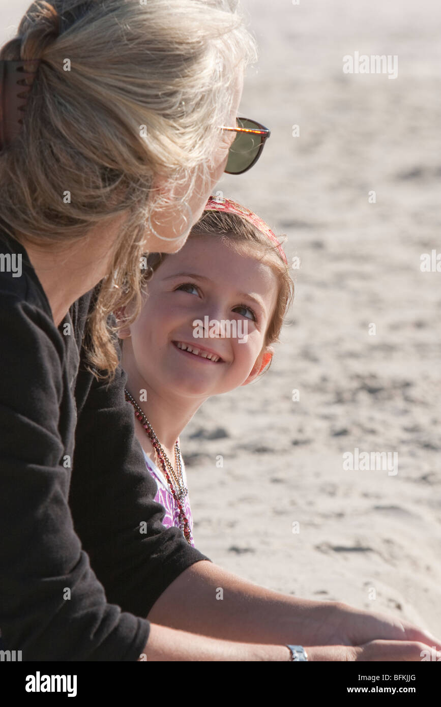 Eine Frau und ein Kind haben ein Gespräch am Strand Stockfoto
