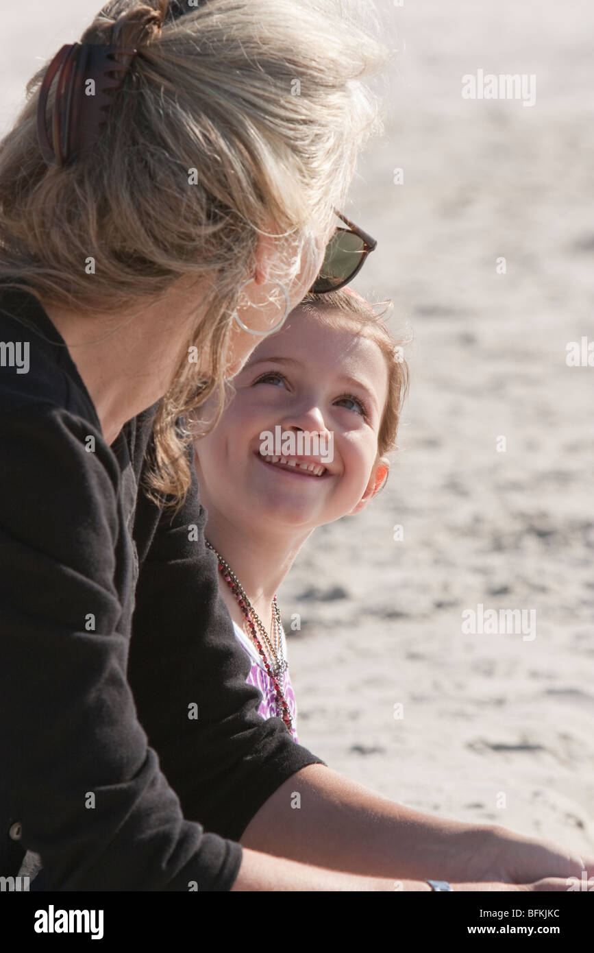 Frau und Kind haben ein Gespräch am Strand Stockfoto