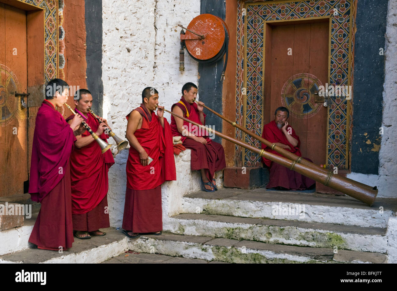 Mönche spielen Hörner, Trongsa Dzong, BHUTAN Stockfoto