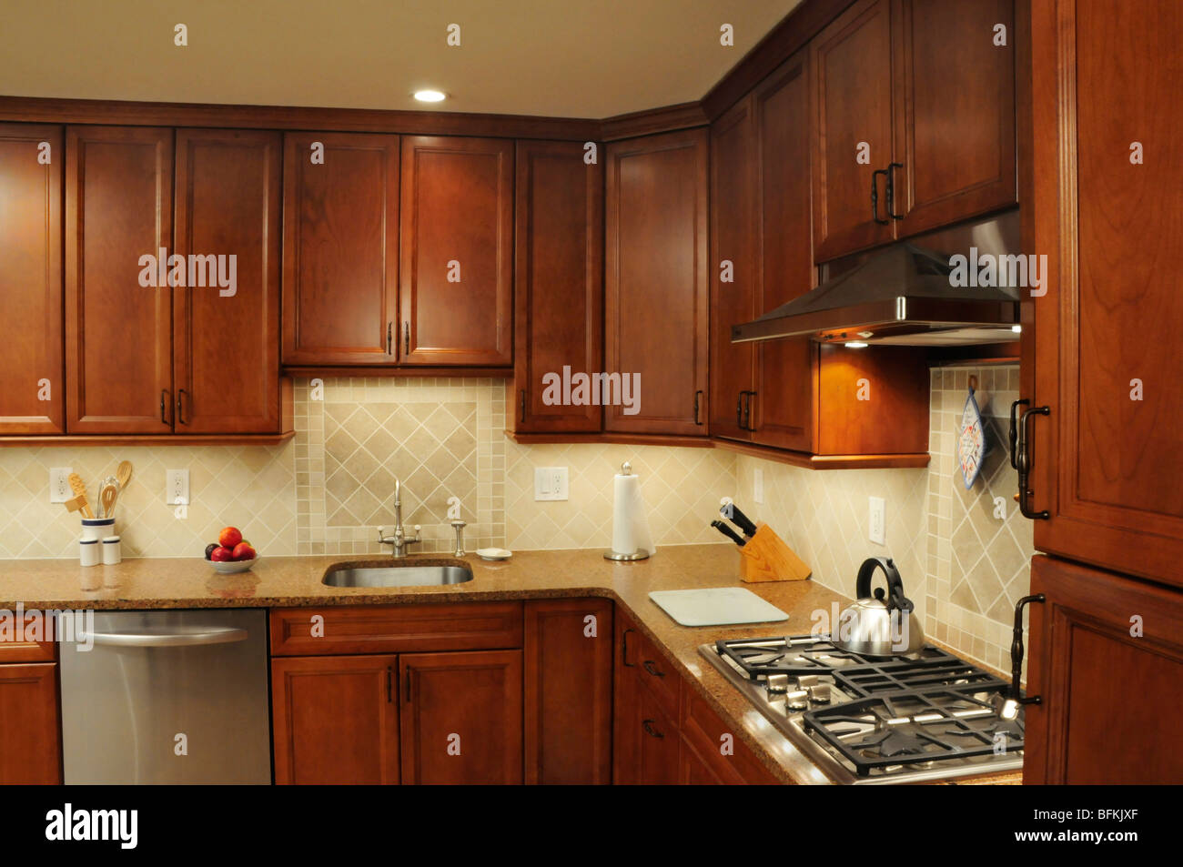Prep Küchenbereich mit Holzschränke und Edelstahlgeräte umgebaut Stockfoto