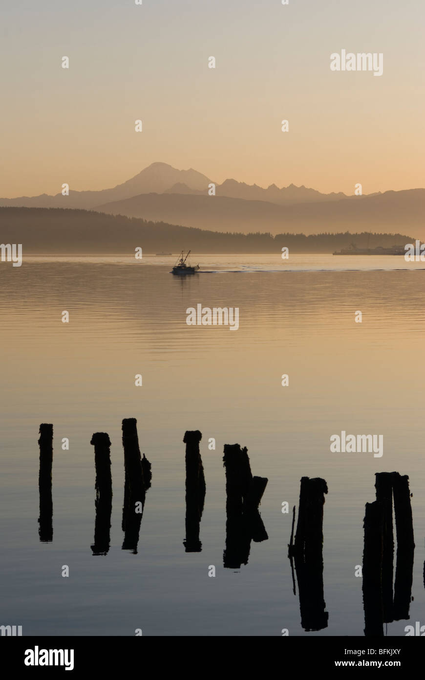 Angelboot/Fischerboot und Mount Baker von Anacortes, Wasington. Stockfoto