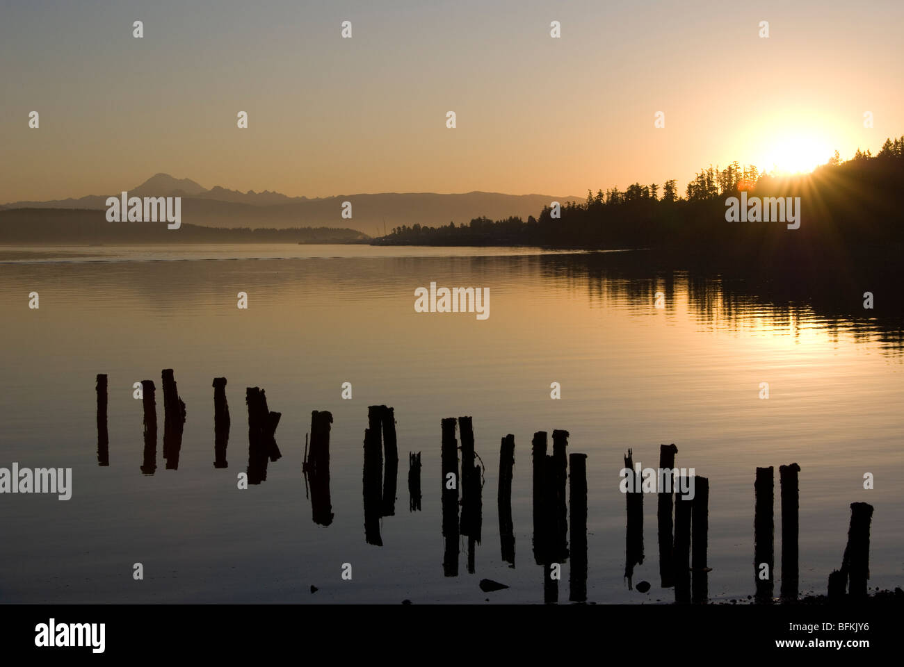 Sonnenaufgang in Anacortes, Washington, mit den Cascade Mountains im Hintergrund. Stockfoto