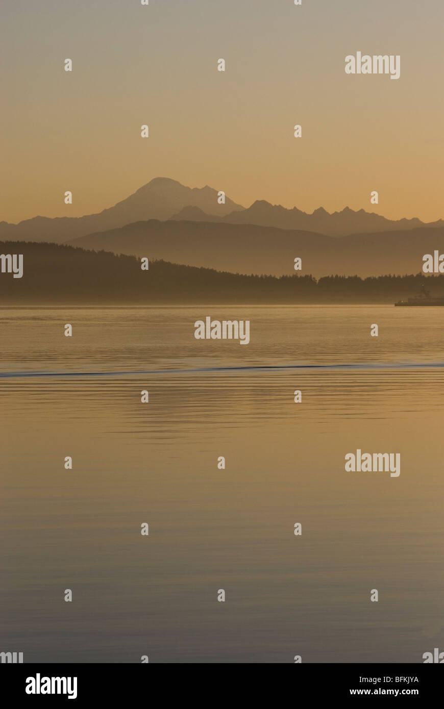 Sonnenaufgang in Anacortes, Washington, mit den Cascade Mountains im Hintergrund. Stockfoto