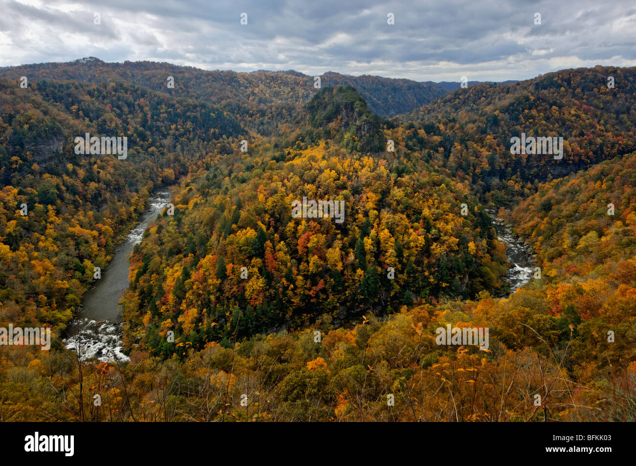 Herbst-Farbe auf dem Russell Fork River und die Türme in Pausen Interstate Park in Virginia Stockfoto