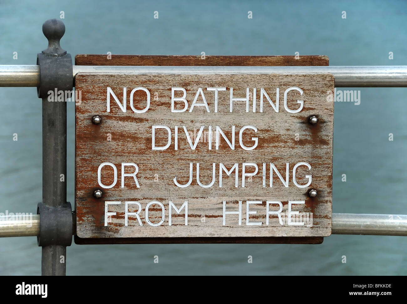 Ein Holzschild, Warnung Menschen nicht zum Tauchen oder vom Steg ins Meer springen. Stockfoto