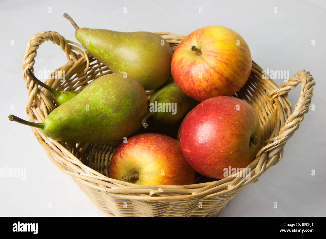 Englisch Cox Äpfel und Birnen Konferenz in einem Korb Stockfoto