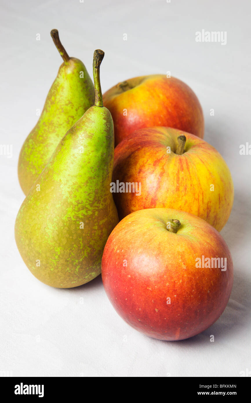 Zwei englische Conference Birnen und drei Cox Äpfel auf einem weißen Hintergrund Stockfoto