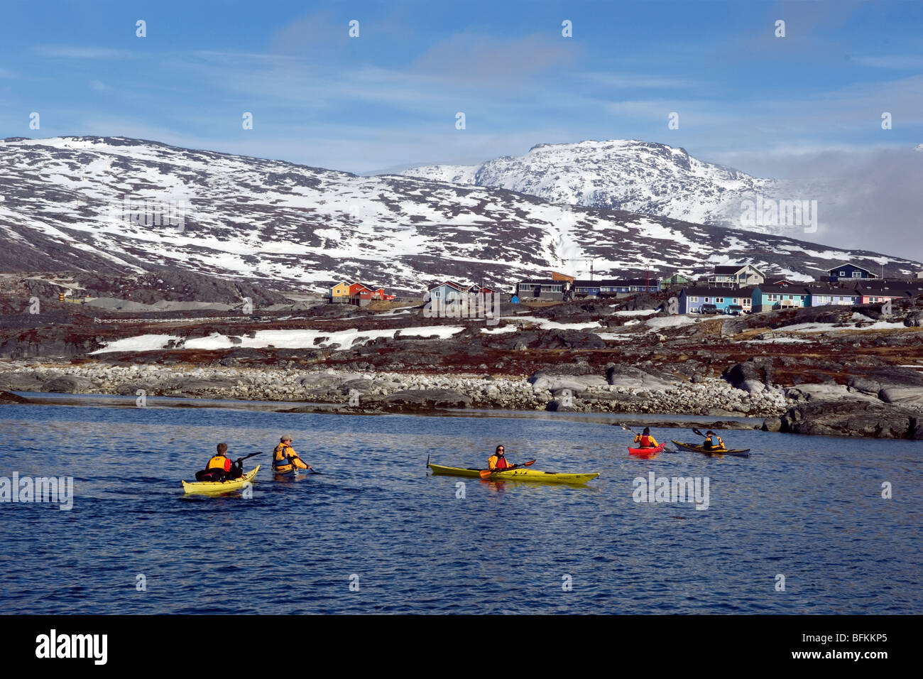 Kajakfahren im Meer in der Nähe von Nuuk, Grönland Stockfoto