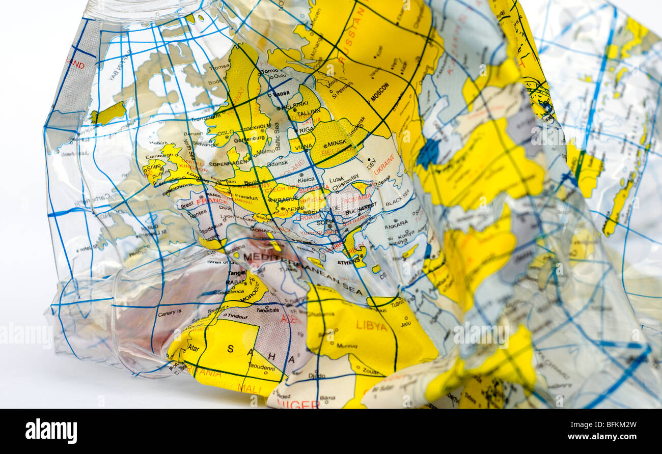 Eine Deflationierung Kunststoff Kugel anzeigt, was auf den Planeten passieren könnte, wenn Klimawandel in seiner derzeitigen Tempo weiter Stockfoto