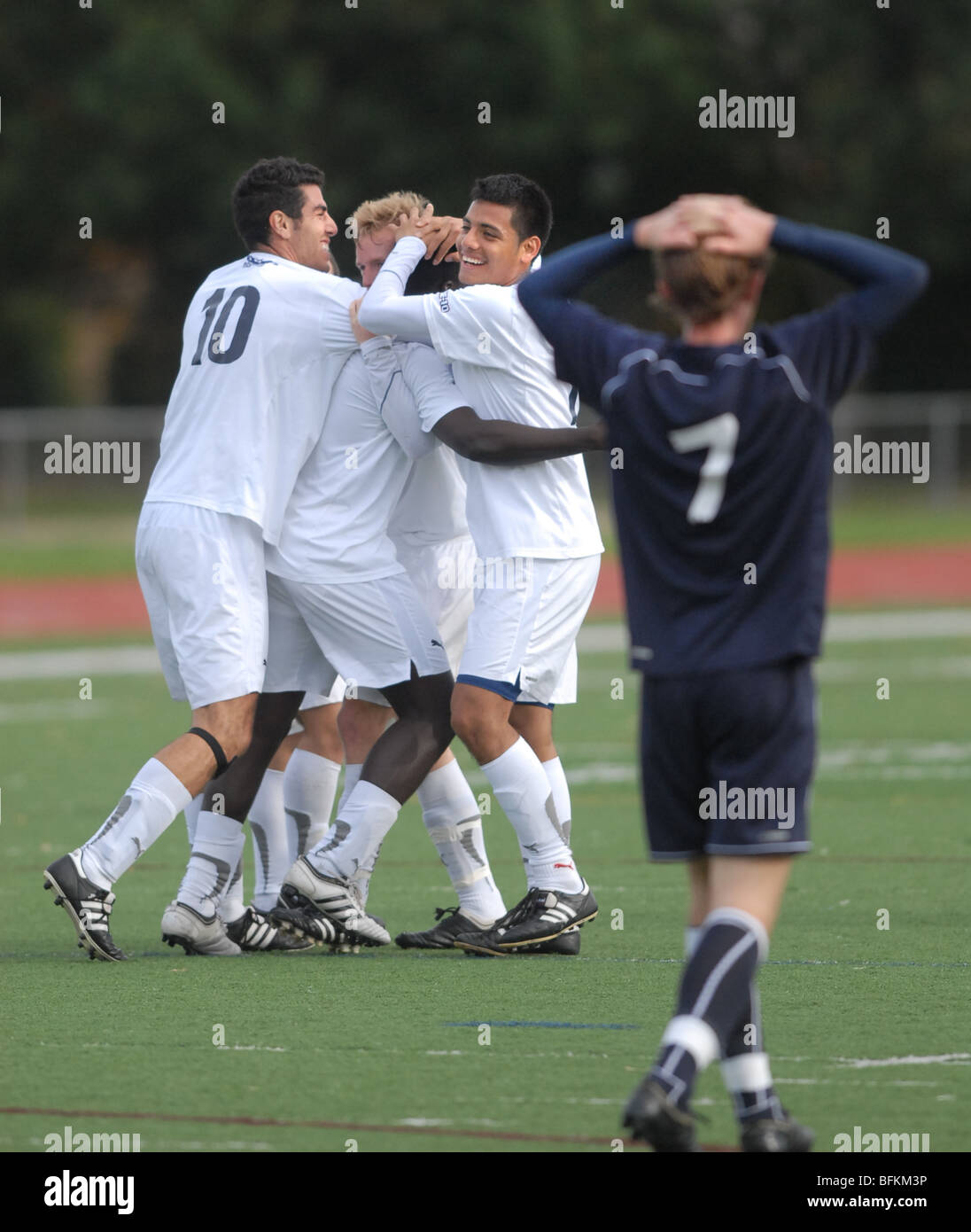 Mitglieder des Southern Connecticut State University Soccer Teams feiern ein Tor gegen Merrimack College in New Haven CT USA Stockfoto