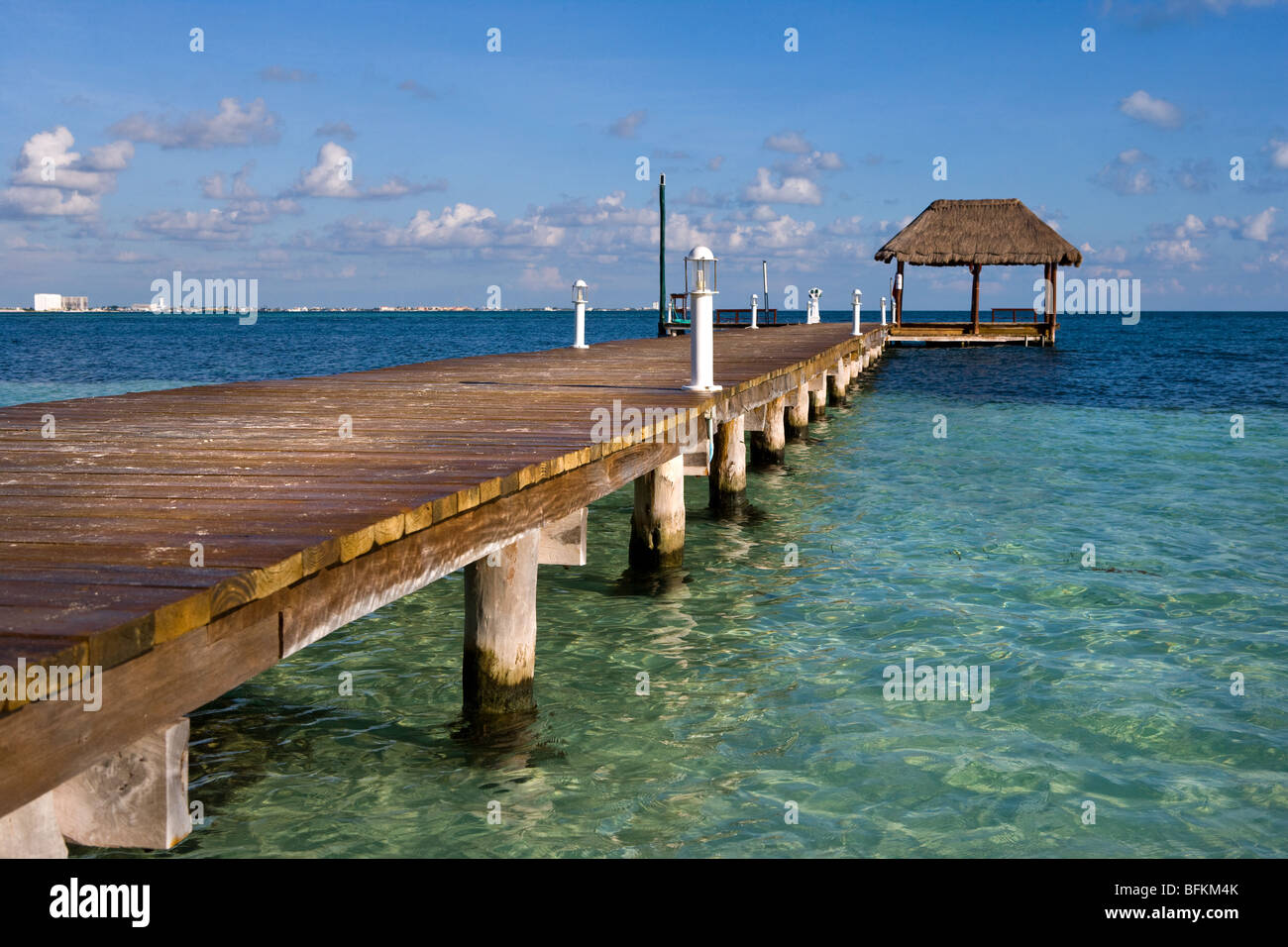 Ein Dock im ruhigen Wasser bei Club de internationale Cancun, Mexiko Stockfoto