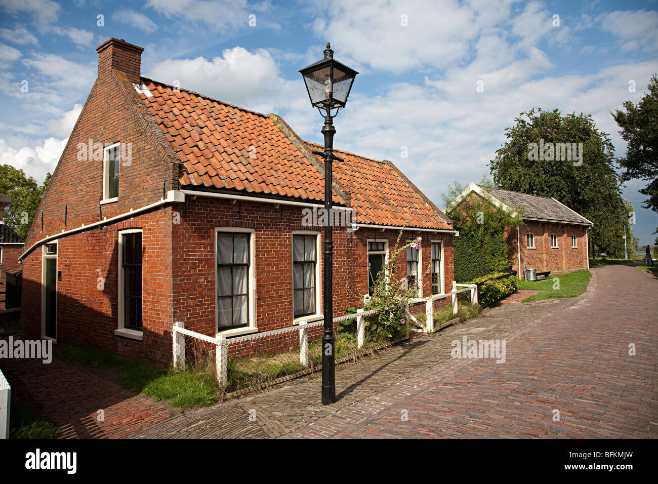 Straße mit alten Backstein beherbergt Zuiderzeemuseum Enkhuizen Niederlande Stockfoto