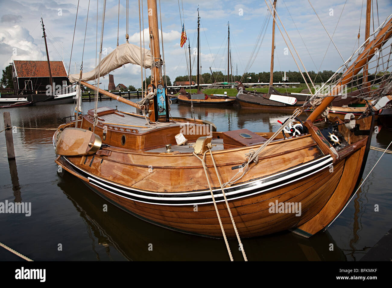 Hölzerne traditionellen Fischerboot im Hafen Zuiderzeemuseum Enkhuizen Niederlande Stockfoto