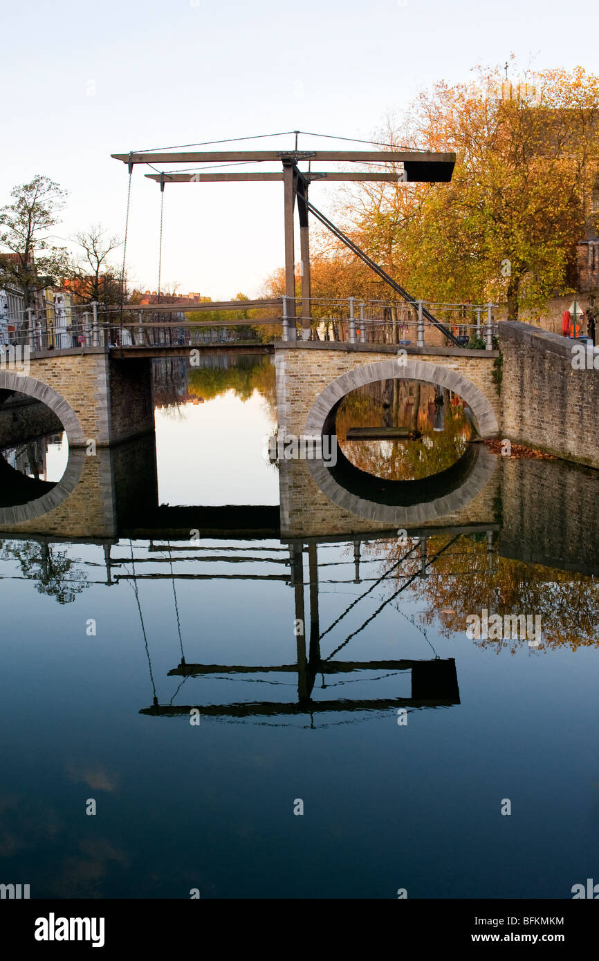 Blick auf den Kanal mit Zugbrücke im Nordosten von Brügge, Belgien.  Brücke verbindet Langerei, links, mit Potterierei, rechts. Stockfoto