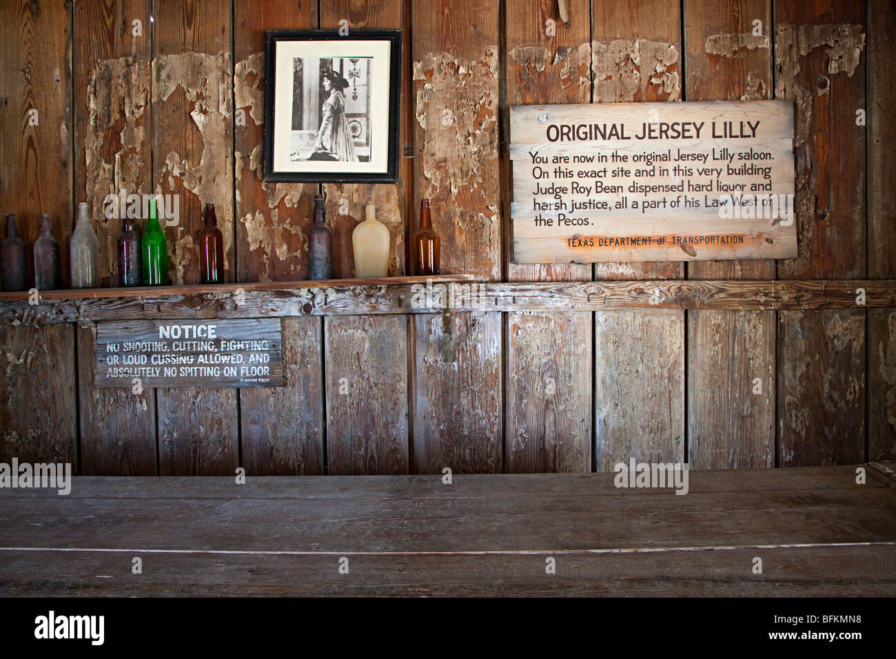 Melden Sie hinter die Bar von Roy Bean Jersey Lilly Salon Langtry Texas USA Stockfoto