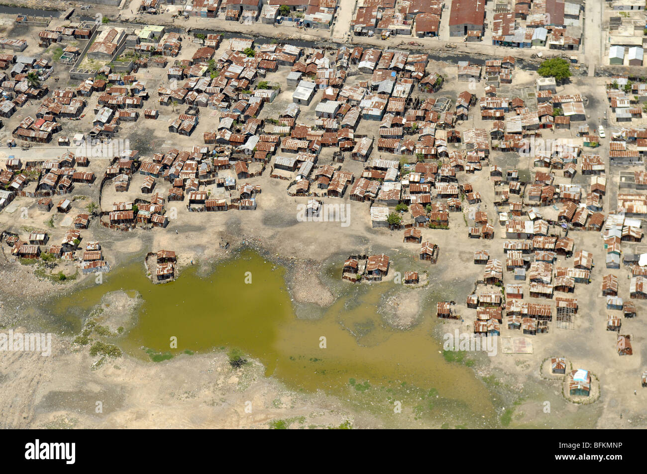Eine Luftaufnahme von Slum-Wohnungen in Haiti. Stockfoto