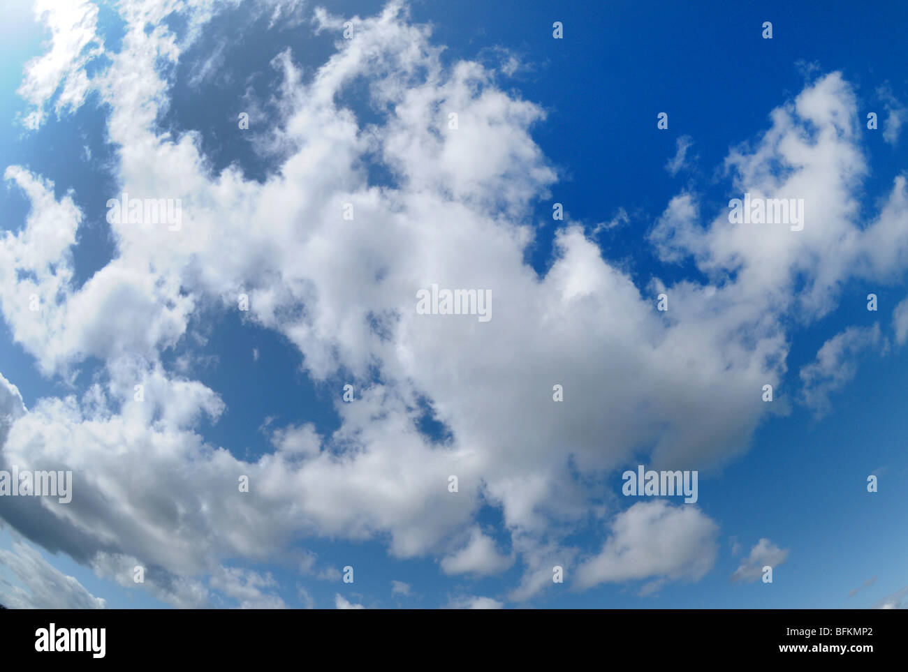 Eine Weitwinkel-Aufnahme des flauschige weiße Wolken am blauen Himmel. Stockfoto
