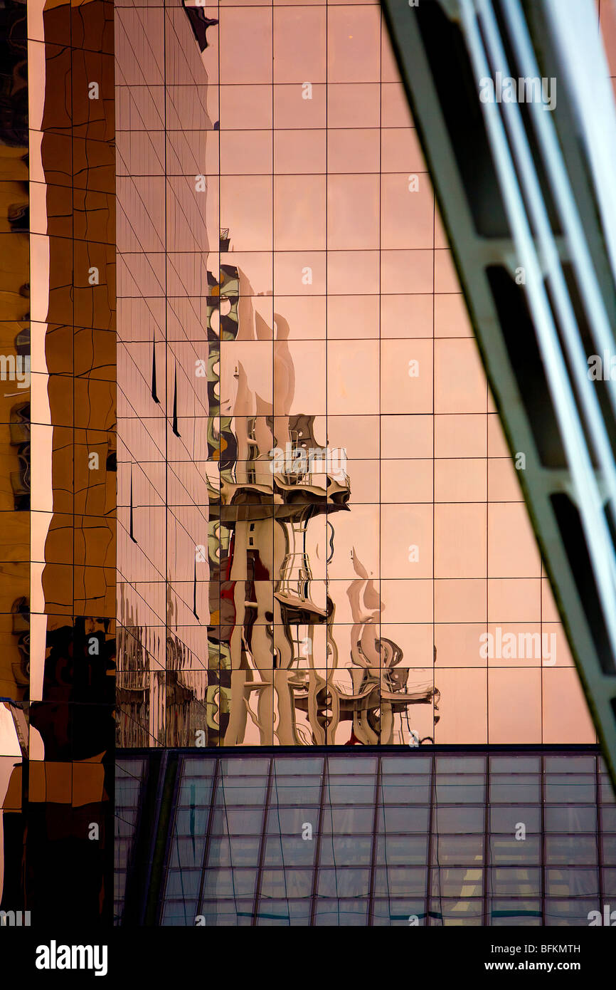 Reflexion einer Reihe von Rohrleitungen in der Bronzezeit farbige Fenster des Büros von der Millennium Bridge in Salford Quays gesehen Stockfoto