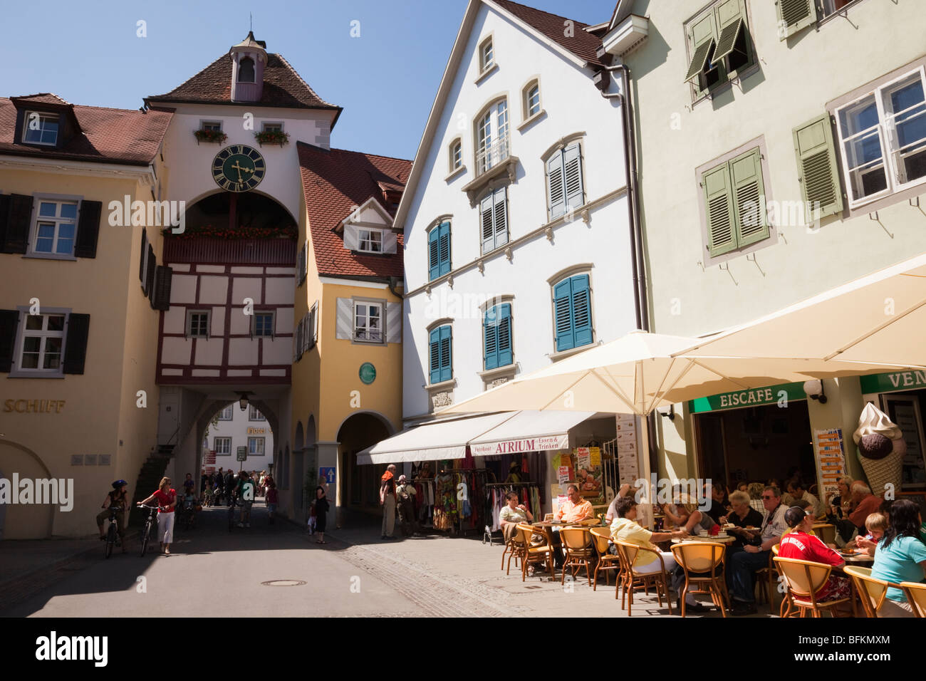 Meersburg Baden-Württemberg Deutschland Touristen und Straßencafés auf gepflasterten Hauptstraße von Torhaus Stadtturm in der mittelalterlichen Stadt Stockfoto