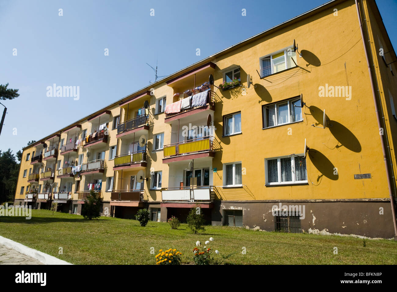 Polnischen Wohnungsbau Block mit Parabolantennen auf Balkonen befestigt. Polen. Stockfoto