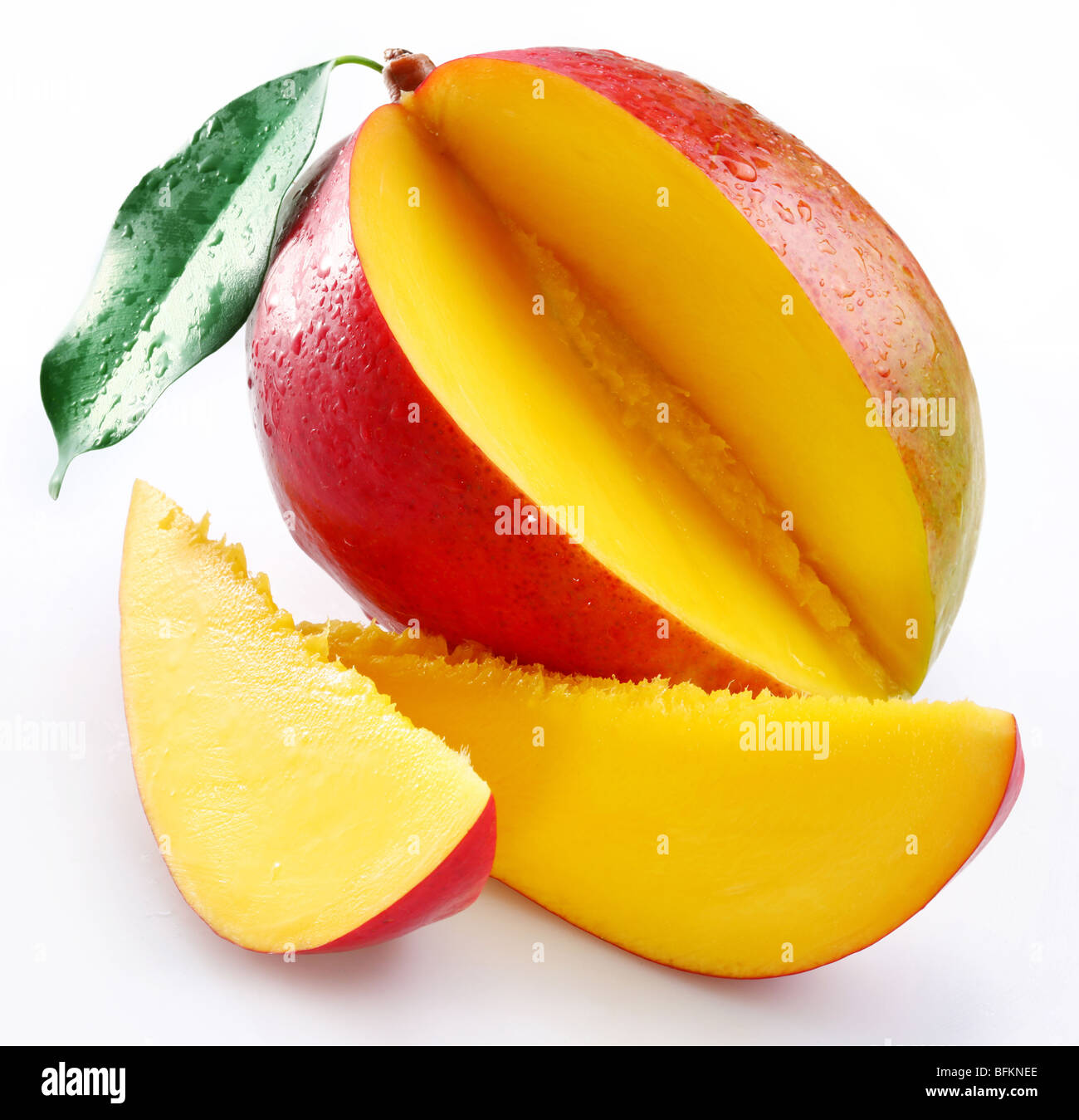 Geschnittene Mango mit einem Abschnitt auf weißem Hintergrund Stockfoto