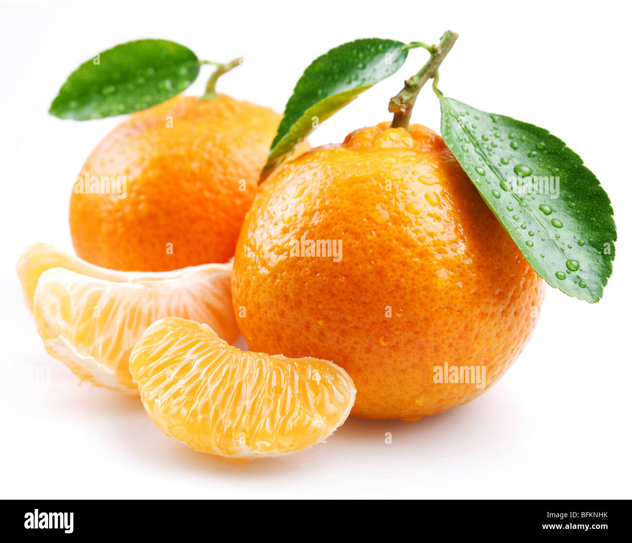 Mandarine mit Segmenten auf weißem Hintergrund Stockfoto