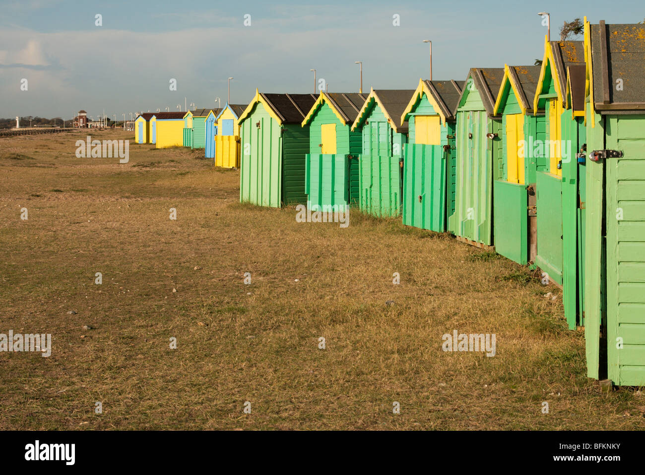 Strandhütten an der Strandpromenade in Littlehampton in leuchtenden Farben. Stockfoto