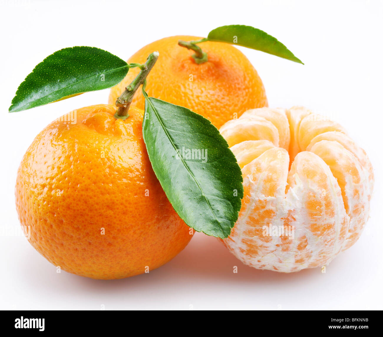Mandarine mit Segmenten auf weißem Hintergrund Stockfoto
