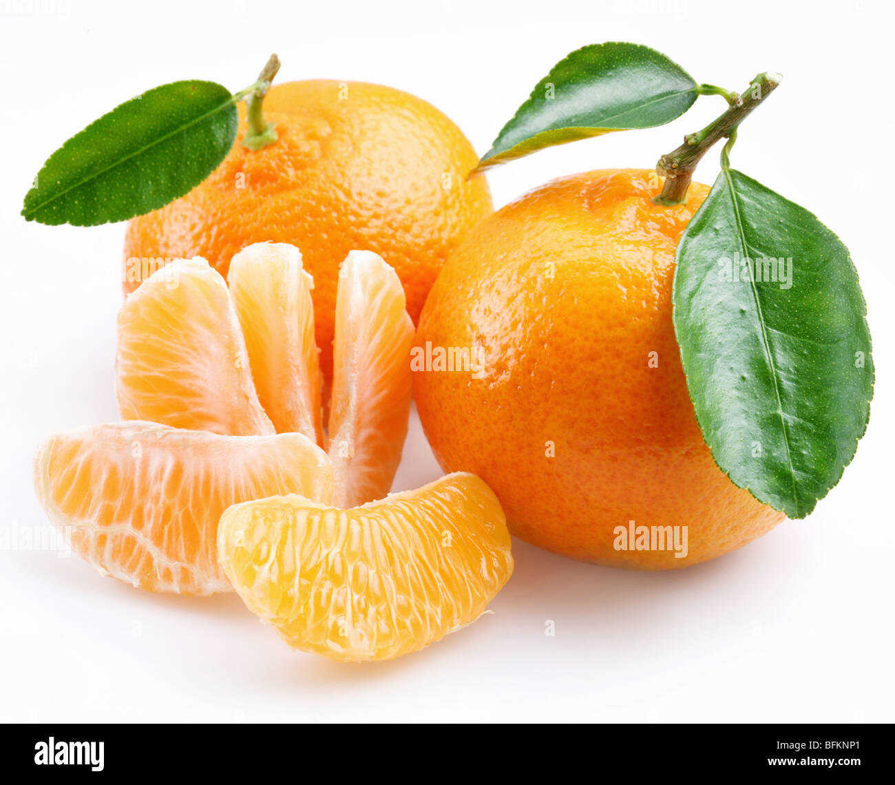 Mandarine mit Segmenten auf weißem Hintergrund Stockfoto