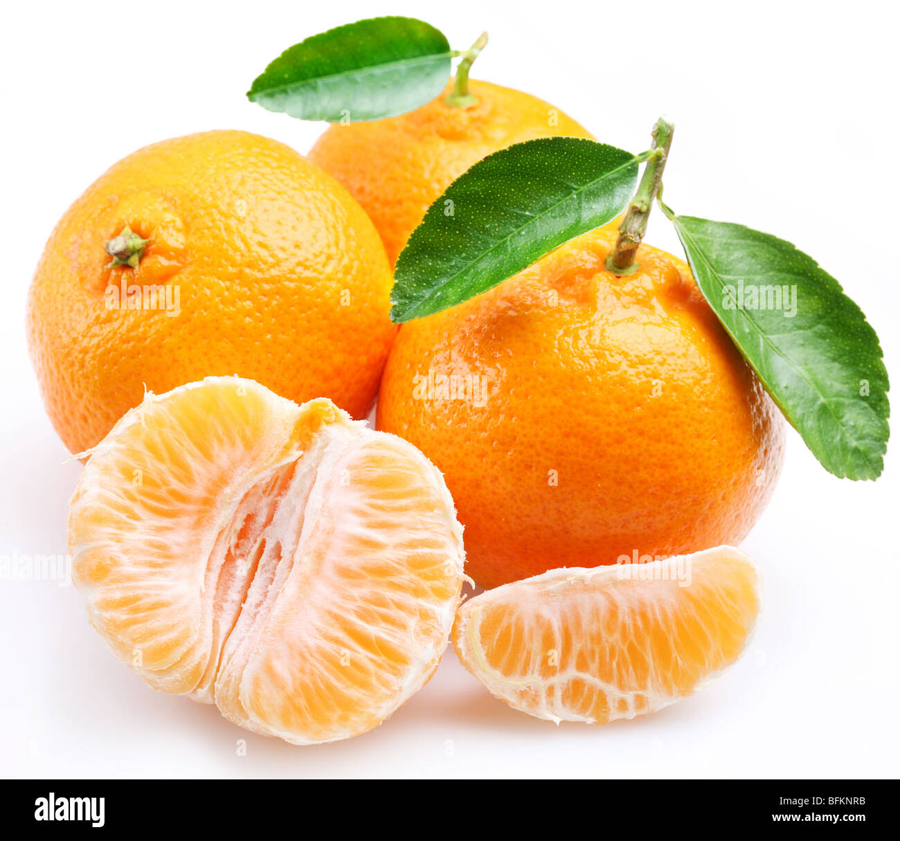 Mandarine mit Segmenten auf weißem Hintergrund Stockfoto