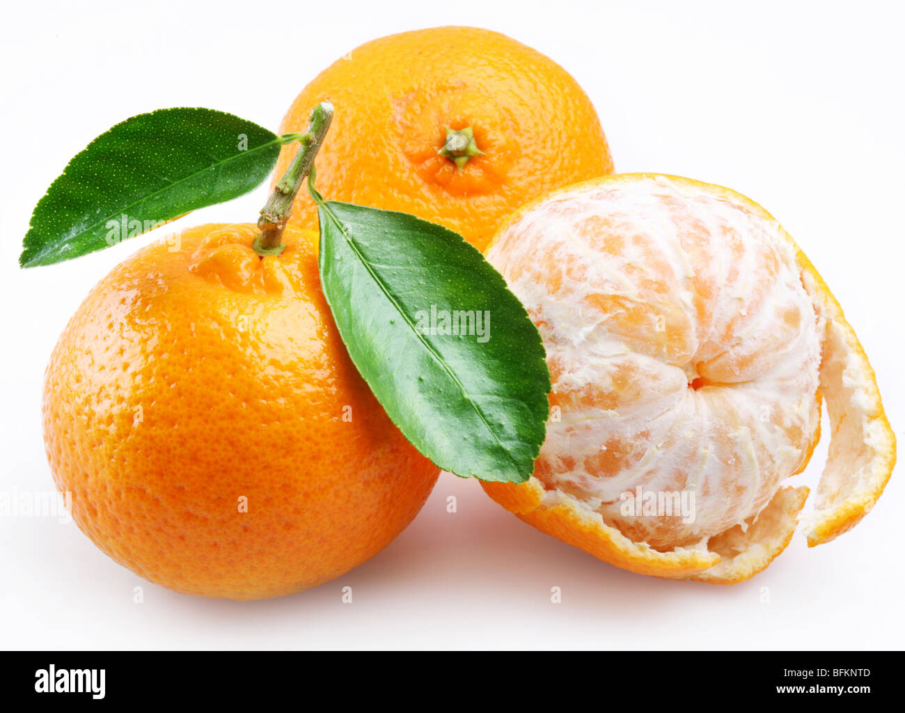 Mandarine mit Segmenten auf weißem Hintergrund Stockfoto