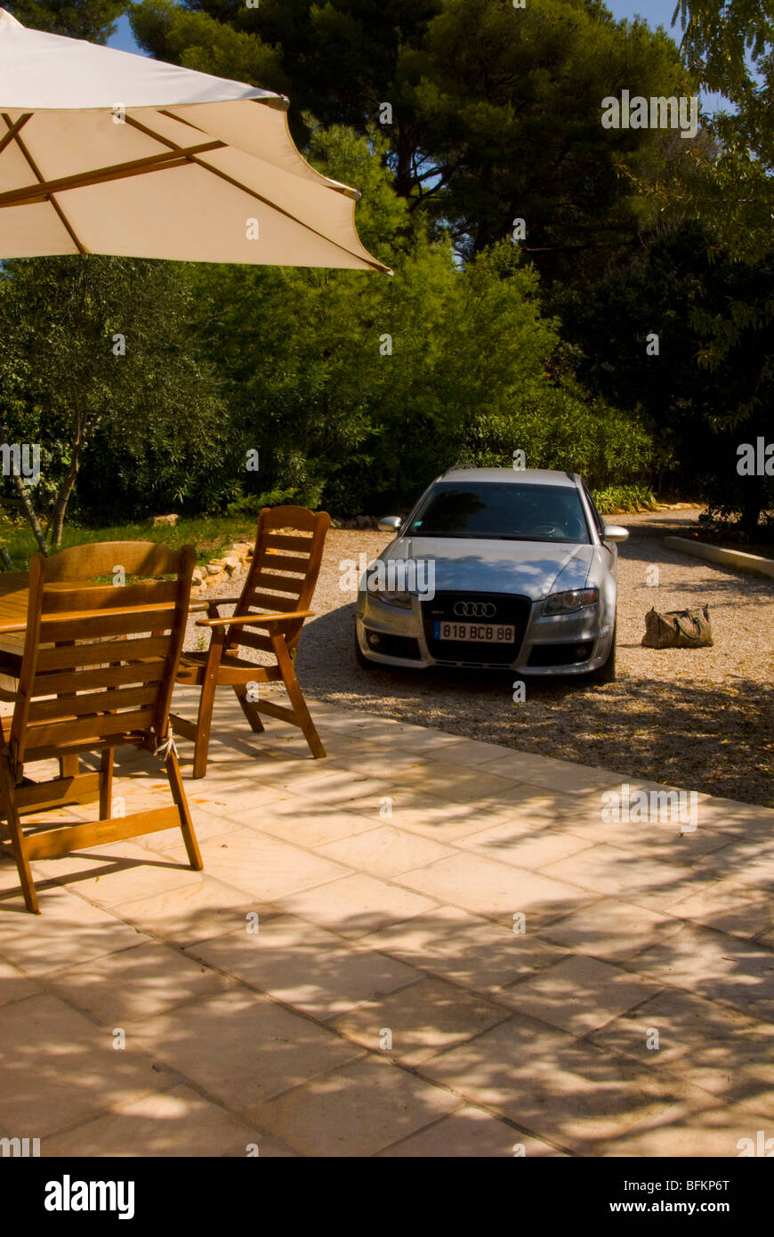 Silberne Auto mit halten alle Reisetasche auf dem Boden gesehen von Veranda der Villa in Südfrankreich Stockfoto