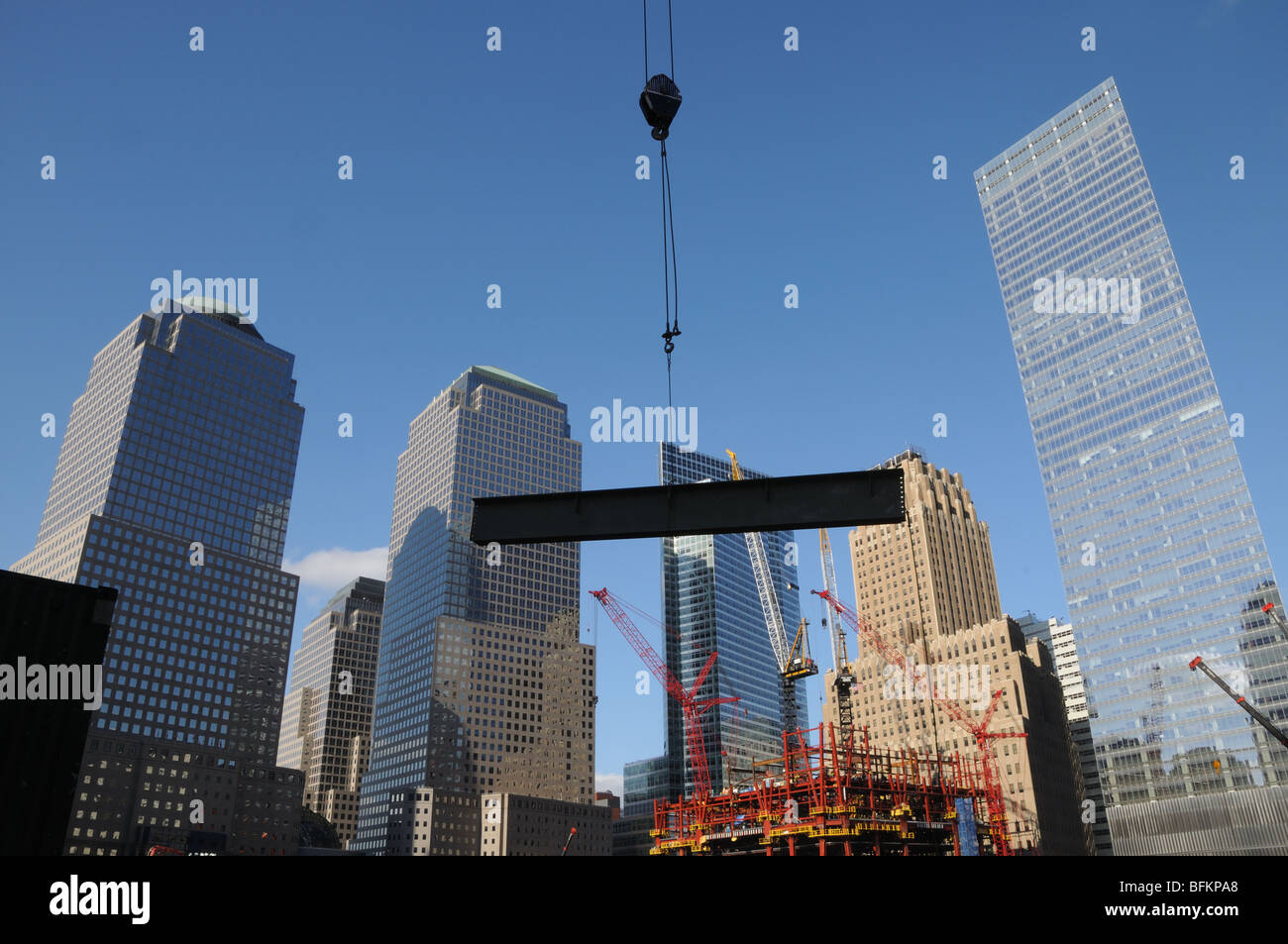 Ein Stahlträger in Platz auf das World Trade Center-Baustelle in Lower Manhattan gehisst. Stockfoto