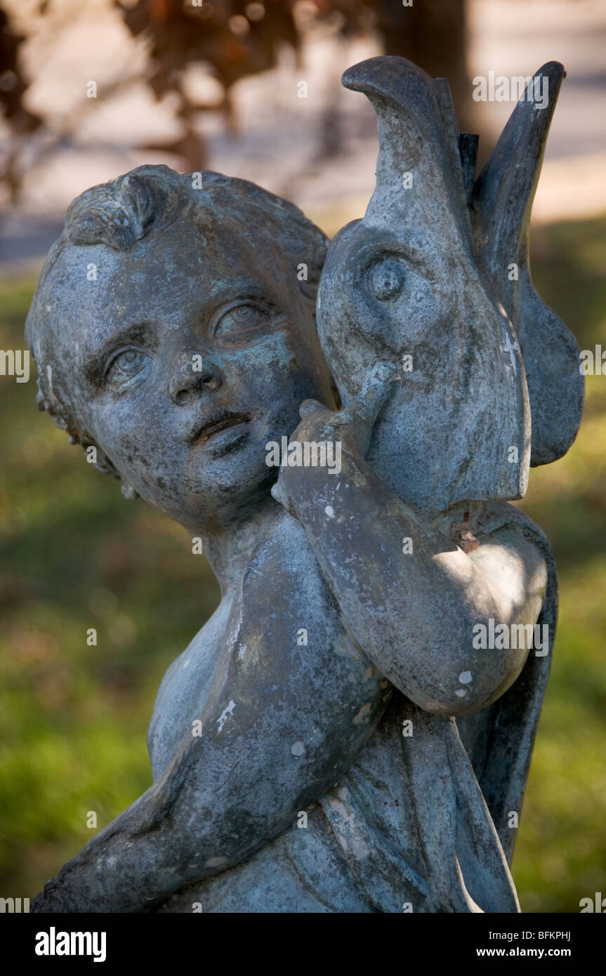 Skulptur in Baltimore junge mit Fisch – unbekannte Künstler – 5300 Block St. Albans Weg in der median Stockfoto